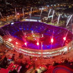 Vista aérea que muestra los fuegos artificiales alrededor del Estadio Nacional durante la ceremonia de apertura de los Juegos Panamericanos Santiago 2023, en Santiago. | Foto:JAVIER TORRES / AFP