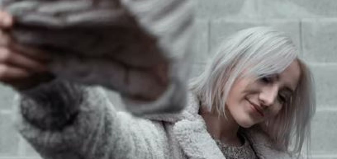 Cómo se llevan las canas en el 2025: diseño de color y estilo