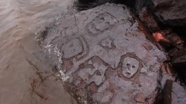 En su mayoría, los grabados remiten a rostros humanos, algunos de forma rectangular y otros de forma ovalada