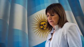 La excandidata presidencial argentina por el partido Juntos por el Cambio, Patricia Bullrich, asiste a una conferencia de prensa en Buenos Aires. La fallida aspirante presidencial de Argentina, Patricia Bullrich, dijo el miércoles que apoyaría al outsider libertario Javier Milei en una carrera electoral el 19 de noviembre. contra el ministro de Economía, Sergio Massa. Bullrich, que quedó tercera con casi el 24 por ciento de los votos en la primera vuelta electoral del domingo, dijo que, ante "el dilema de cambio o continuidad de la mafia" en el poder, apoyaría al antisistema Milei.