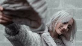 Cómo se llevan las canas en el 2026: diseño de color y estilo