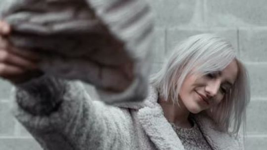 Cómo se llevan las canas en el 2026: diseño de color y estilo