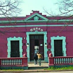 En la zona céntrica de Ramallo se destaca la iglesia San Francisco Javier. Pero tambièn es importante El Galpón del Flaco: trofeos, testimonios y los autos de Juan María Traverso. 