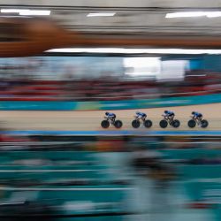 Ciclistas de Colombia calientan antes de la final de persecución por equipos femenino de ciclismo en pista de los Juegos Panamericanos Santiago 2023 en el Velódromo del Parque Peñalolén de Santiago. | Foto:JAVIER TORRES / AFP