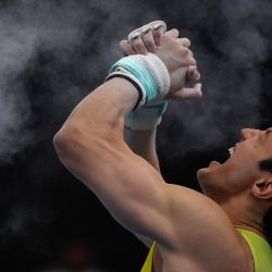 El brasileño Arthur Mariano celebra luego de realizar su rutina en la final de barra horizontal masculina de gimnasia artística durante los Juegos Panamericanos Santiago 2023 en el Polideportivo de Equipos del Parque Deportivo del Estadio Nacional de Santiago. | Foto:MARTIN BERNETTI / AFP