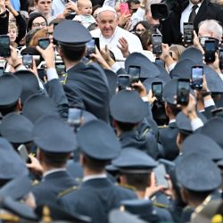El Papa Francisco saluda a la multitud cuando llega a la audiencia general semanal en la Plaza de San Pedro en el Vaticano. | Foto:ANDREAS SOLARO / AFP