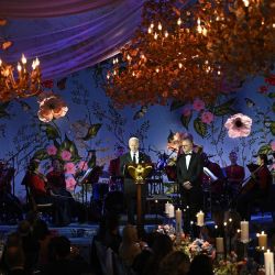 El presidente estadounidense Joe Biden habla junto al primer ministro australiano, Anthony Albanese, durante una cena de estado en el jardín sur de la Casa Blanca en Washington, DC. | Foto:Brendan Smialowski / AFP