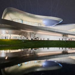 Esta foto muestra a personas caminando afuera del Museo de Ciencia Ficción de Chengdu, diseñado por Zaha Hadid Architects, durante la WorldCon, la Convención Mundial de Ciencia Ficción, en Chengdu, en la provincia de Sichuan, al suroeste de China. | Foto:REBECCA BAILEY / AFP