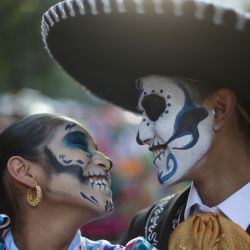 Imagen de personas con maquillaje facial participando en la Mega Procesión de las Catrinas 2023, en la Ciudad de México, capital de México. | Foto:Xinhua/Francisco Cañedo