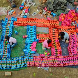 Los alfareros pintan lámparas de aceite de barro tradicionales antes del festival hindú 'Diwali' en Jalandhar, India. | Foto:SHAMMI MEHRA / AFP