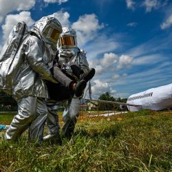 Los bomberos participan en un ejercicio de emergencia en el aeropuerto internacional Sultan Iskandar Muda en Blang Bintang, provincia indonesia de Aceh. | Foto:CHAIDEER MAHYUDDIN / AFP