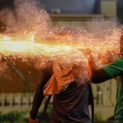 Los manifestantes se enfrentan a la policía antidisturbios durante una protesta contra el contrato de la empresa minera canadiense FQM en la ciudad de Panamá. | Foto:ROBERTO CISNEROS/AFP