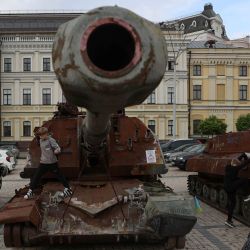 Los niños miran los vehículos militares rusos destruidos en exhibición frente al Monasterio de las Cúpulas Doradas de San Miguel en Kiev, en medio de la invasión rusa de Ucrania. | Foto:Anatolii Stepanov / AFP
