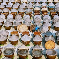 Un trabajador produce salsa de soja en Rugao, en la provincia oriental china de Jiangsu. | Foto:AFP