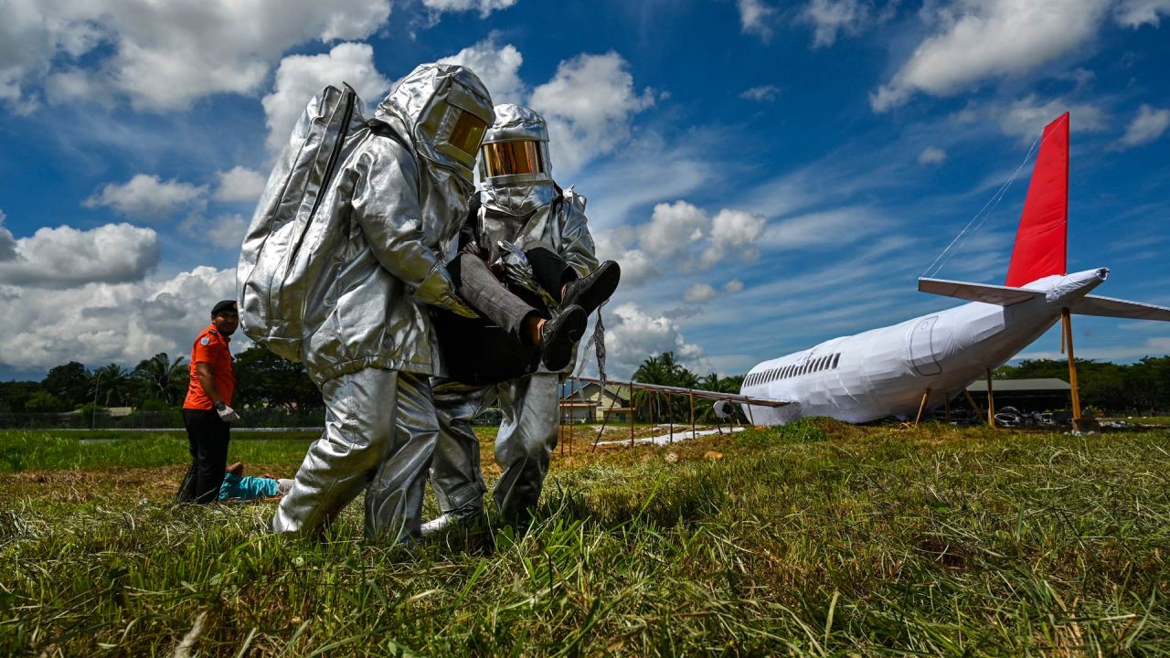 Los bomberos participan en un ejercicio de emergencia en el aeropuerto internacional Sultan Iskandar Muda en Blang Bintang, provincia indonesia de Aceh. | Foto:CHAIDEER MAHYUDDIN / AFP