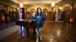 Con un look canchero y jovial: Cristina Fernández recorrió la histórica Confitería del Molino