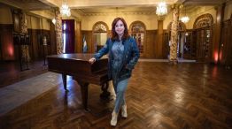 Con un look canchero y jovial: Cristina Fernández recorrió la histórica Confitería del Molino