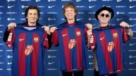Los Rolling Stones posando su camiseta edicion especial del Barcelona