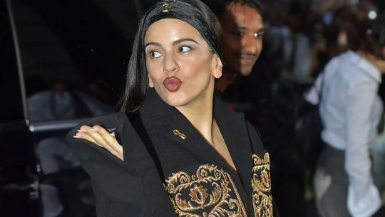 Como Rosalía: te enseñamos cómo conseguir sus labios Y2K con contorno y gloss