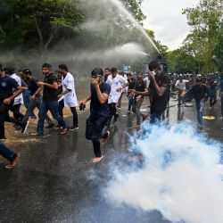 La policía utiliza cañones de agua y gases lacrimógenos para dispersar a los estudiantes universitarios que exigen el cierre de las universidades médicas privadas durante una manifestación antigubernamental en Colombo, Sri Lanka. | Foto:ISHARA S. KODIKARA / AFP