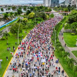 Los manifestantes protestan contra el contrato de la empresa minera canadiense FQM en la ciudad de Panamá. | Foto:LUIS ACOSTA/AFP