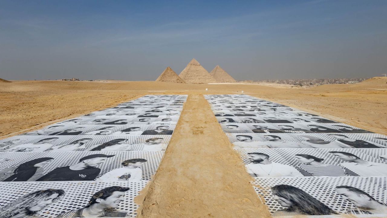 Esta imagen proporcionada por Art d'Egypte muestra una instalación del artista francés JR titulada 'Templo' en la meseta de Giza antes de la tercera edición de la exposición de arte Forever is Now de Art d'Egypte en Giza. | Foto:WALAA AL-SHAER / ART DEGYPTE / AFP