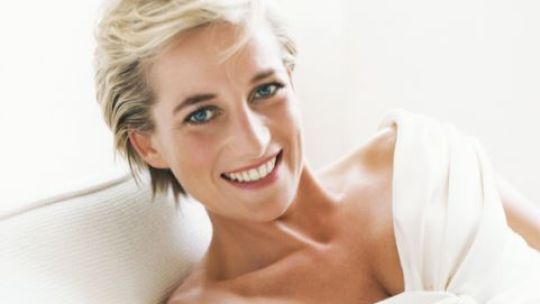 Las 3 formas de llevar un sweater con estilo y elegancia, según Lady Di 