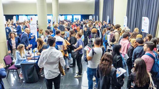 La Unión Europea realiza una feria para estudiantes argentinos