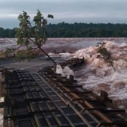 El parque permanecerá cerrado hasta tanto los niveles del río Iguazú vuelvan a condiciones seguras y se pueda proceder a la reparación de todas las pasarelas que resultaron dañadas por este fenómeno climático.