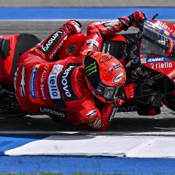 El piloto italiano del equipo Ducati Lenovo, Francesco Bagnaia, durante la primera sesión de entrenamientos libres del Gran Premio de Tailandia de MotoGP en el Circuito Internacional de Buriram en Buriram. | Foto:LILLIAN SUWANRUMPHA / AFP