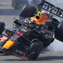 El piloto mexicano de Red Bull Racing, Sergio Pérez, choca con el piloto monegasco de Ferrari, Charles Leclerc, al inicio del Gran Premio de México de Fórmula Uno en el autódromo Hermanos Rodríguez en la Ciudad de México. | Foto:CLAUDIO CRUZ / AFP
