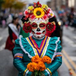 La gente participa en un desfile del Día de Muertos en el barrio Sunset Park de Brooklyn en Nueva York. | Foto:Adam Grey / AFP