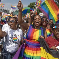 Los asistentes cantan mientras participan durante el Desfile del Orgullo Gay de Johannesburgo, Sudáfrica. | Foto:GUILLEM SARTORIO / AFP