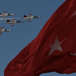 Los pilotos de la Fuerza Aérea Turca de las 'Estrellas Turcas' vuelan en Northrop F-5 cerca de una bandera nacional para conmemorar el centenario de la República Turca en Estambul. | Foto:OZAN KOSE / AFP