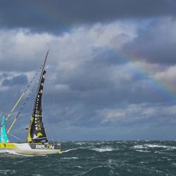 Monocasco clase 40 navega más allá de un arco iris al inicio de la regata en pareja Jacques Vabre, desde Le Havre hasta la isla francesa de ultramar de La Martinica, en Le Havre. | Foto:Sébastien Salom-Gomis / AFP