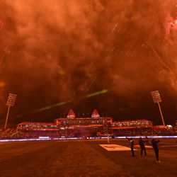 Se ven fuegos artificiales al final del partido internacional de un día de la Copa Mundial de Críquet Masculino ICC 2023 entre Australia y Nueva Zelanda en el Estadio de la Asociación de Críquet de Himachal Pradesh en Dharamsala. | Foto:MONEY SHARMA / AFP