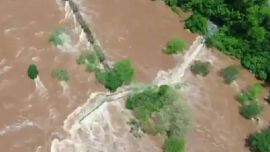 La crecida del Iguazú arrasó con las pasarelas.