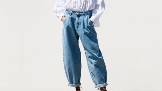 Cómo llevar los slouchy jeans esta temporada con estilo y comodidad