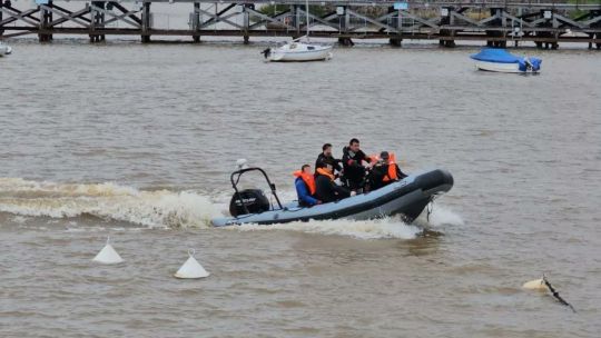 Un velero argentino se hundió en el Río de la Plata: rescataron a 12 tripulantes