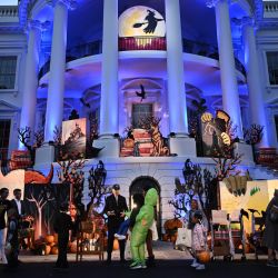 El presidente estadounidense Joe Biden y la primera dama estadounidense Jill Biden reparten dulces a los niños durante una celebración de Halloween en el jardín sur de la Casa Blanca en Washington, DC. | Foto:Brendan Smialowski / AFP