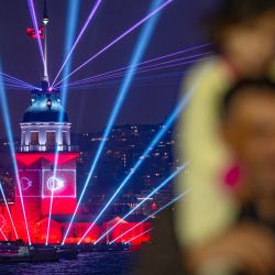 La fotografía tomada en Estambul muestra la bandera turca ondeando en la Torre de la Doncella iluminada durante las celebraciones para conmemorar el centenario de la República Turca. Turquía celebró su centenario como república post-otomana con celebraciones algo silenciosas a la sombra de la escalada de la guerra de Israel con los militantes de Hamás en Gaza. | Foto:YASIN AKGUL / AFP