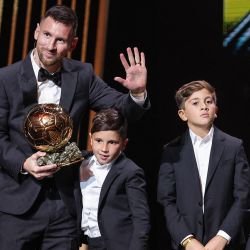 Lionel Messi reacciona en el escenario con sus hijos mientras recibe su octavo Balón de Oro durante la ceremonia de entrega del Balón de Oro 2023 en el Teatro du Chatelet de París. | Foto:FRANCK FIFE / AFP