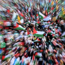 Los partidarios del partido Jamaat-e-Islami participan en una manifestación para expresar su solidaridad con los palestinos, en Islamabad. Miles de civiles, tanto palestinos como israelíes, han muerto desde el 7 de octubre de 2023, después de que los palestinos Los militantes de Hamás con base en la Franja de Gaza entraron en el sur de Israel en un ataque sin precedentes que desencadenó una guerra declarada por Israel a Hamás con bombardeos de represalia en Gaza. | Foto:AAMIR QURESHI / AFP