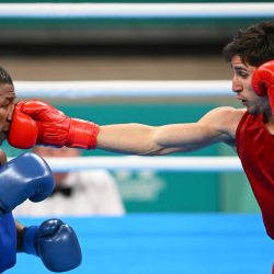 Marco Verde de México y José Rodríguez de Ecuador compiten en el evento final de boxeo masculino con medalla de oro de 71 kg durante los Juegos Panamericanos Santiago 2023 en el Centro de Entrenamiento Olímpico (CEO) de Santiago. | Foto:Raúl Arboleda/AFP