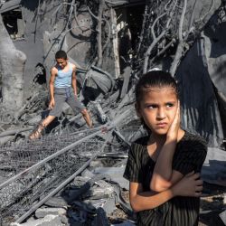 Una niña observa mientras está junto a los escombros afuera de un edificio que fue alcanzado por un bombardeo israelí en Rafah, en el sur de la Franja de Gaza, en medio de las batallas en curso entre Israel y el movimiento palestino Hamas. | Foto:MOHAMMED ABED / AFP