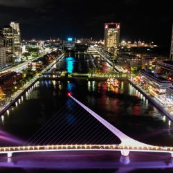 Vista aérea nocturna del Puente de la Mujer en Puerto Madero, en Buenos Aires. | Foto:LUIS ROBAYO / AFP
