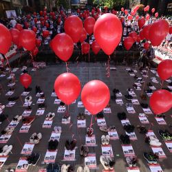 Zapatos, que representan a los rehenes israelíes que actualmente están retenidos por el grupo palestino Hamás, se exhiben en una manifestación celebrada por miembros de la comunidad judía australiana en Sydney. | Foto:DAVID GRAY / AFP