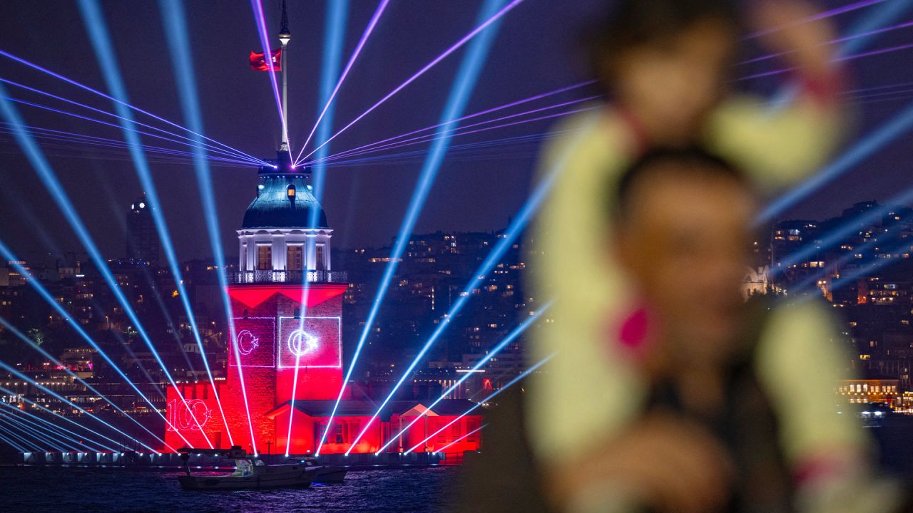La fotografía tomada en Estambul muestra la bandera turca ondeando en la Torre de la Doncella iluminada durante las celebraciones para conmemorar el centenario de la República Turca. Turquía celebró su centenario como república post-otomana con celebraciones algo silenciosas a la sombra de la escalada de la guerra de Israel con los militantes de Hamás en Gaza. | Foto:YASIN AKGUL / AFP