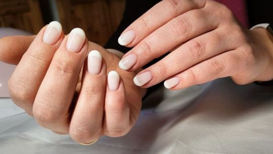Qué es la 'manicura americana' y por qué llegó a reemplazar a las french nails
