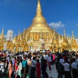 Devotos budistas visitan la pagoda Shwedagon para conmemorar el día de luna llena del festival Thadingyut en Yangon, Myanmar. | Foto:AFP